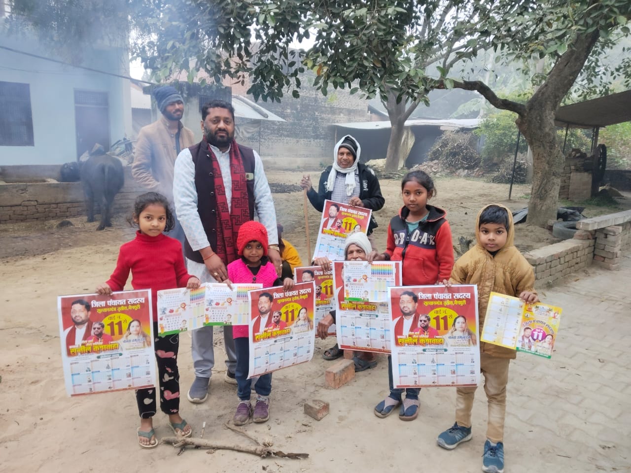 किसानों व बच्चों को कैलेंडर व बैग वितरण