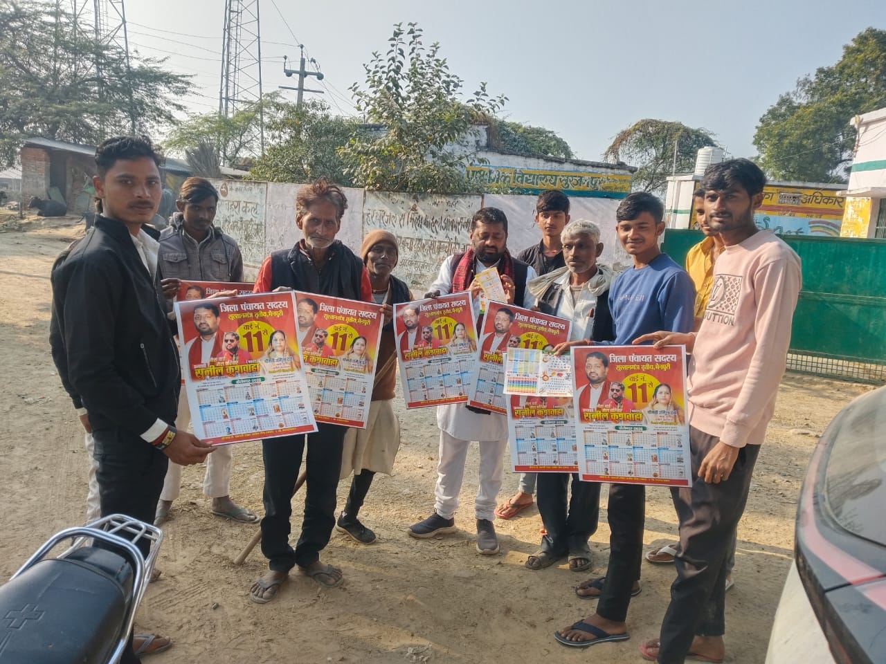 किसानों व बच्चों को कैलेंडर व बैग वितरण