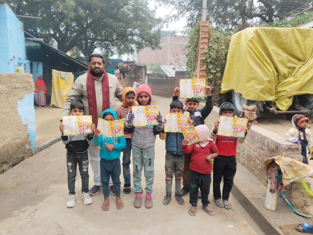 किसानों व बच्चों को कैलेंडर व बैग वितरण