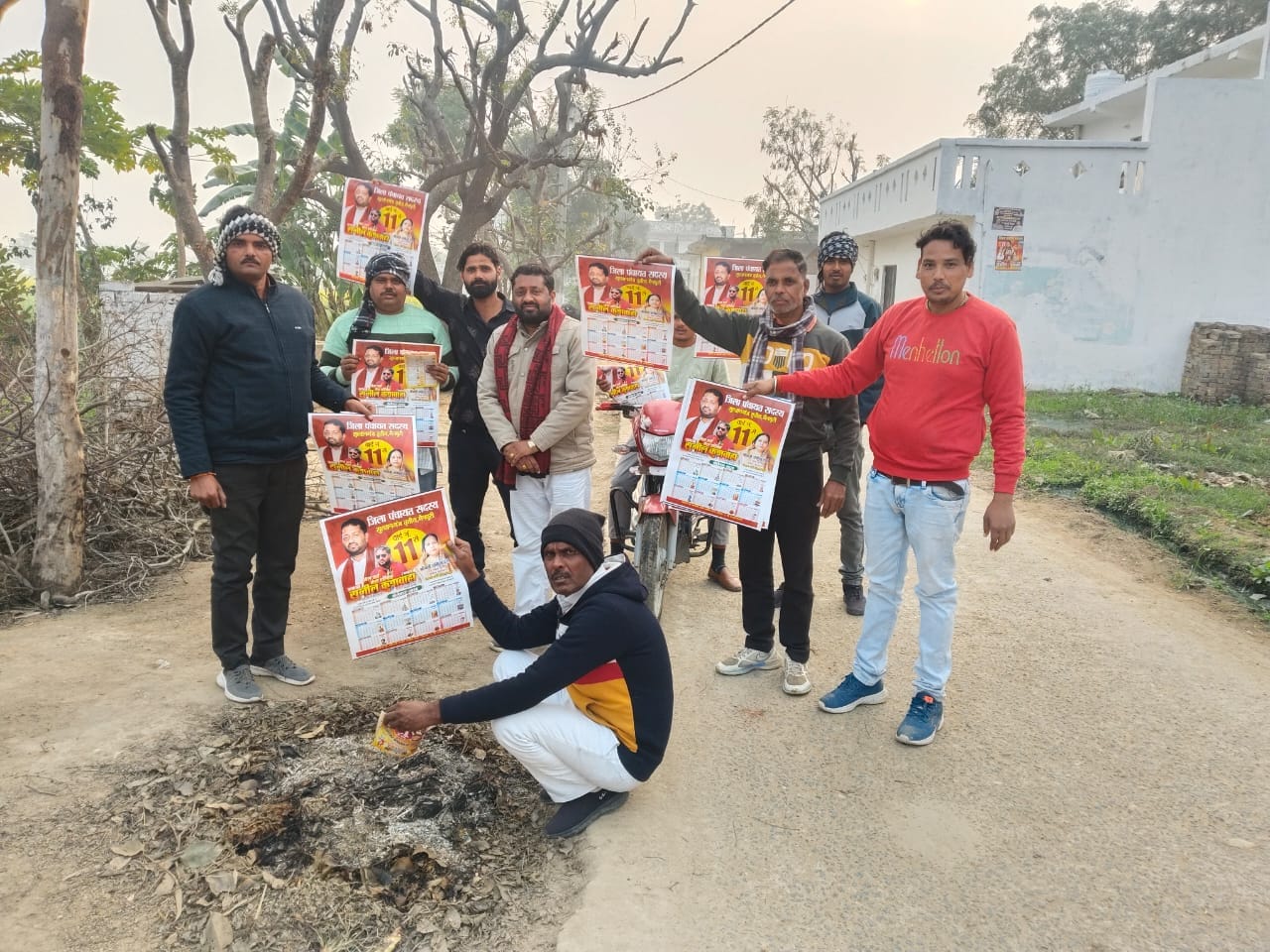 किसानों व बच्चों को कैलेंडर व बैग वितरण