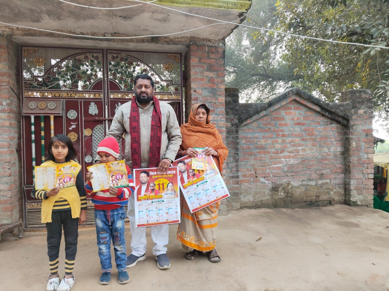 किसानों व बच्चों को कैलेंडर व बैग वितरण