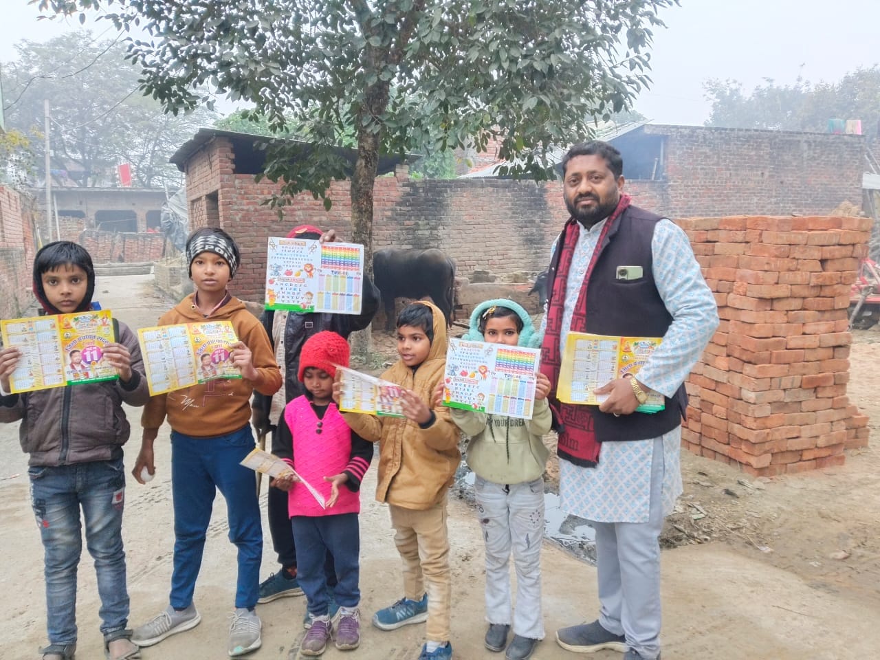 किसानों व बच्चों को कैलेंडर व बैग वितरण
