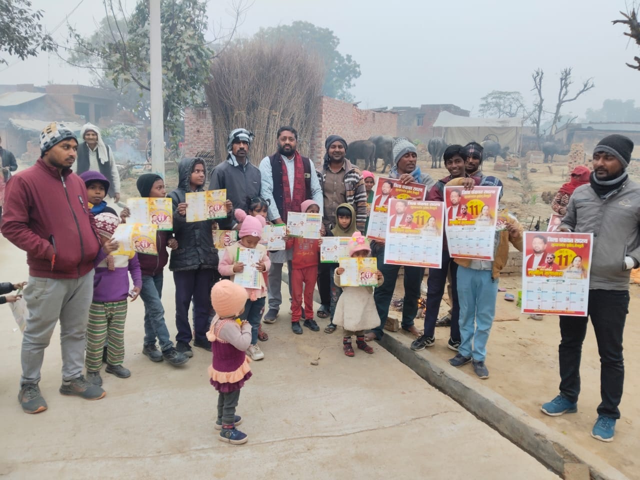 किसानों व बच्चों को कैलेंडर व बैग वितरण