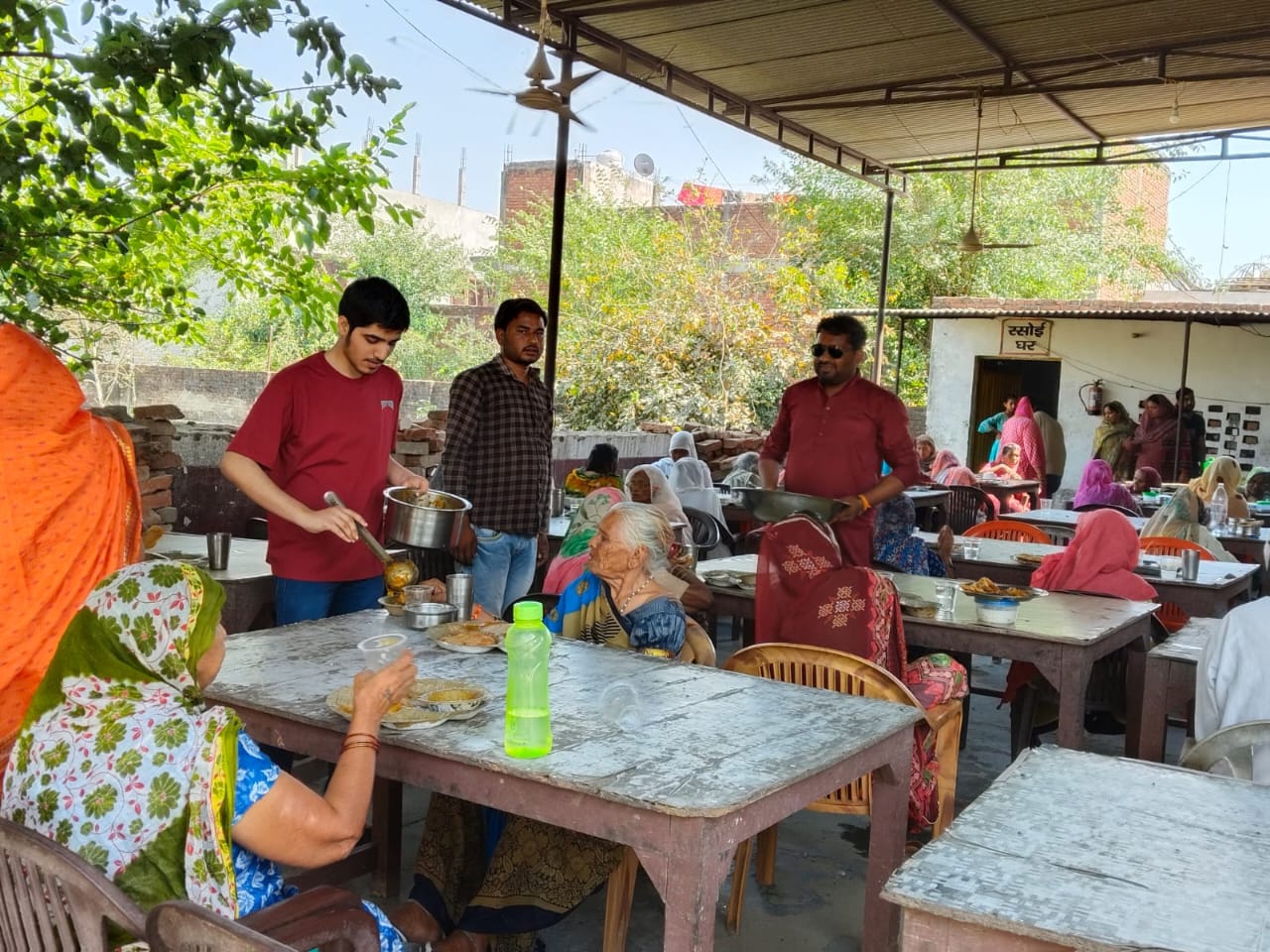 वृद्धाश्रम में 190 लोगों को भोजन