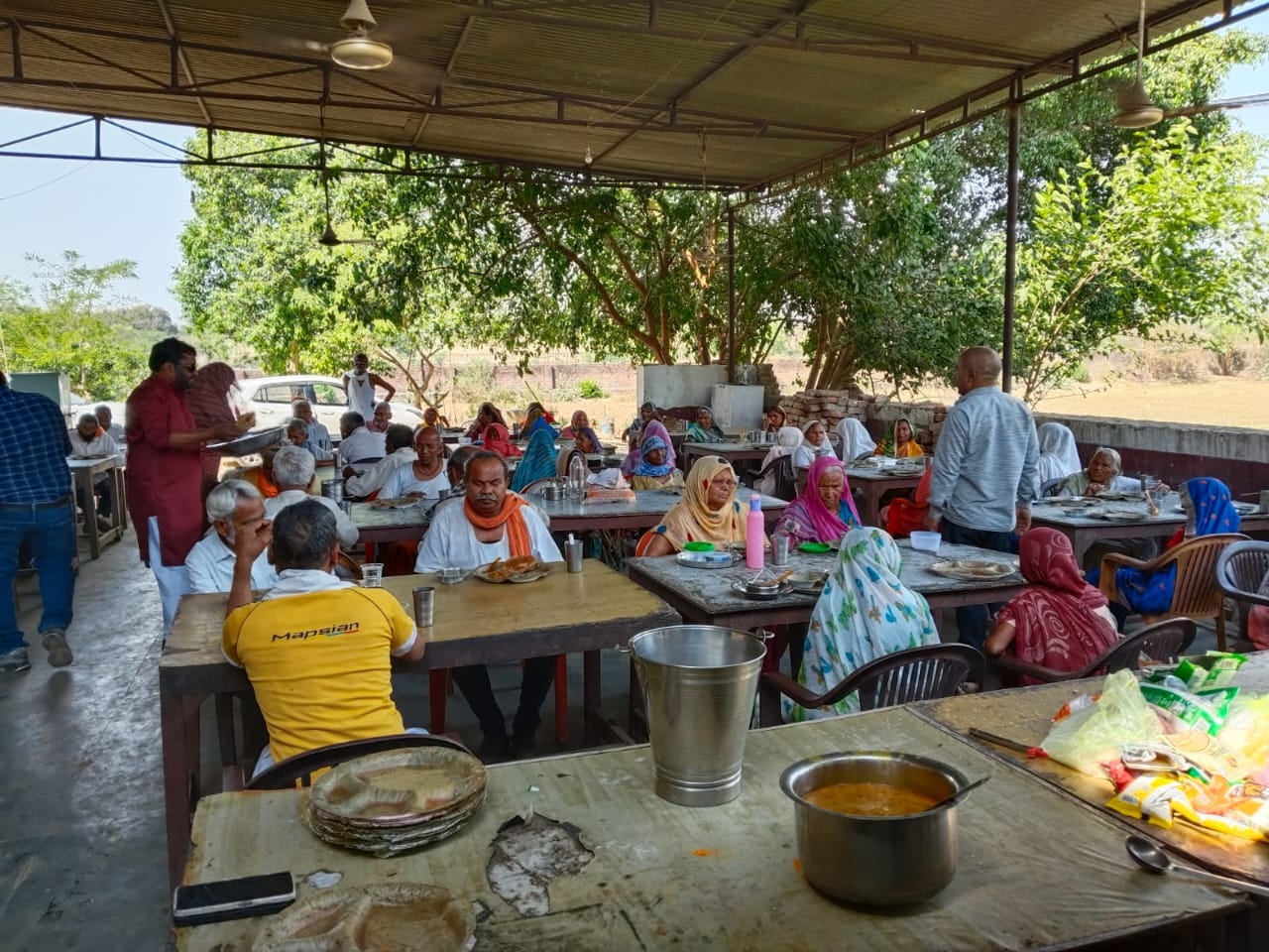 वृद्धाश्रम में 190 लोगों को भोजन