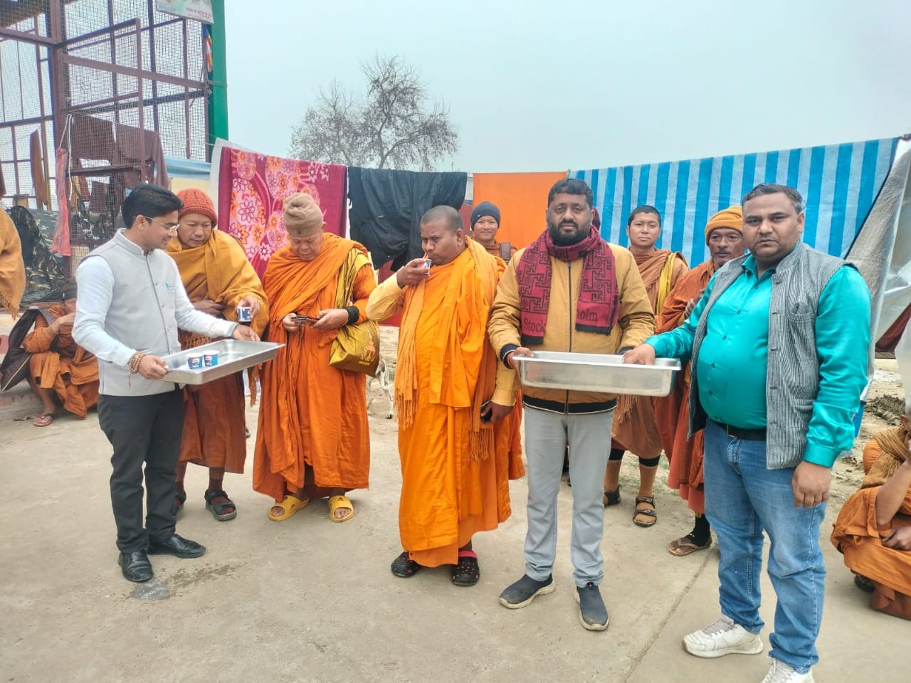 थाईलैंड भिक्षुओं को दान
