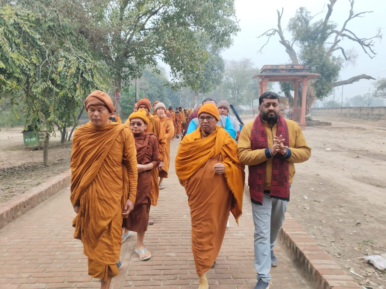 थाईलैंड भिक्षुओं को दान