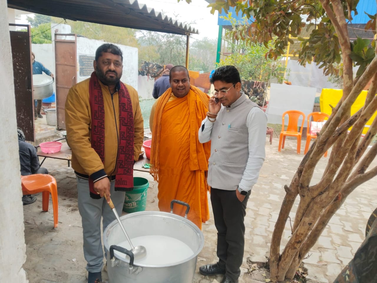 थाईलैंड भिक्षुओं को दान