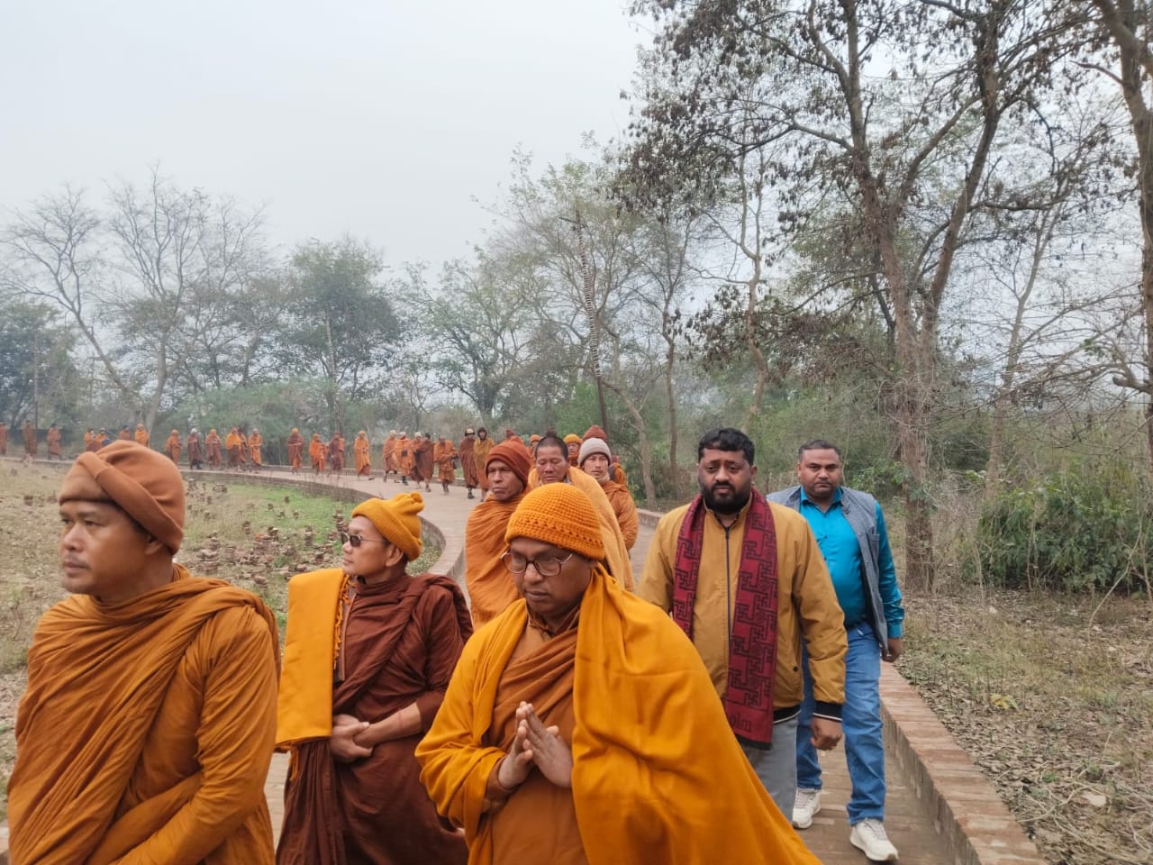 थाईलैंड भिक्षुओं को दान