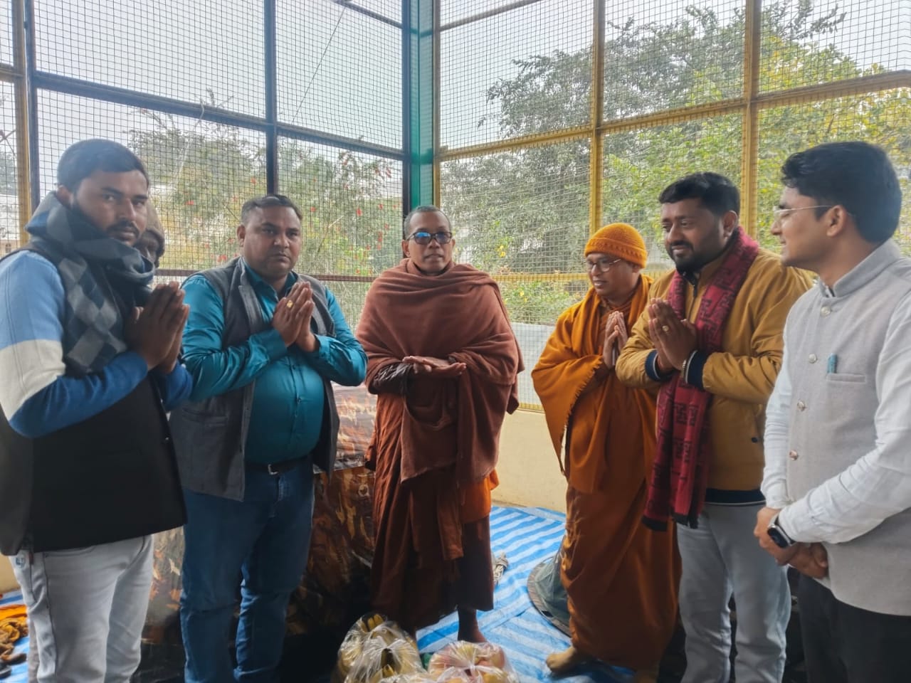 थाईलैंड भिक्षुओं को दान