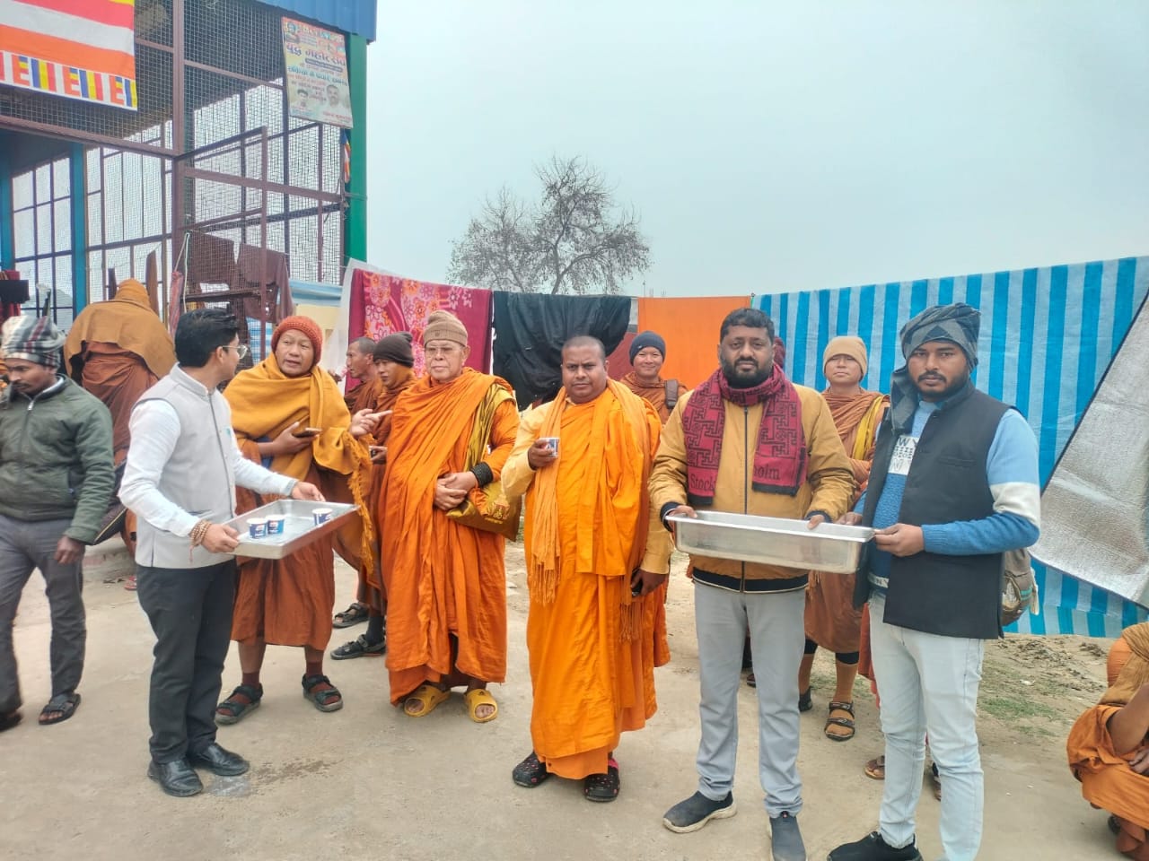 थाईलैंड भिक्षुओं को दान