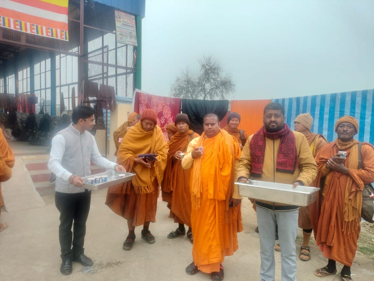 थाईलैंड भिक्षुओं को दान