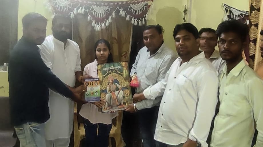 10वीं की टॉपर छात्रा का सम्मान