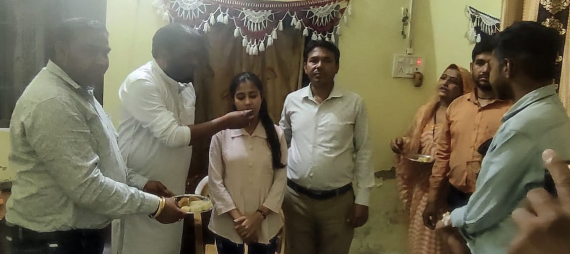 10वीं की टॉपर छात्रा का सम्मान
